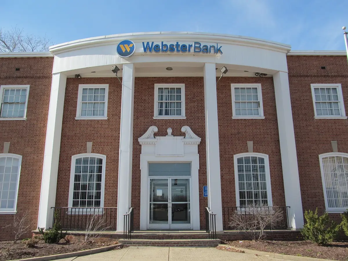 Webster Bank, Hamden CT: a building linked to Webster Bank